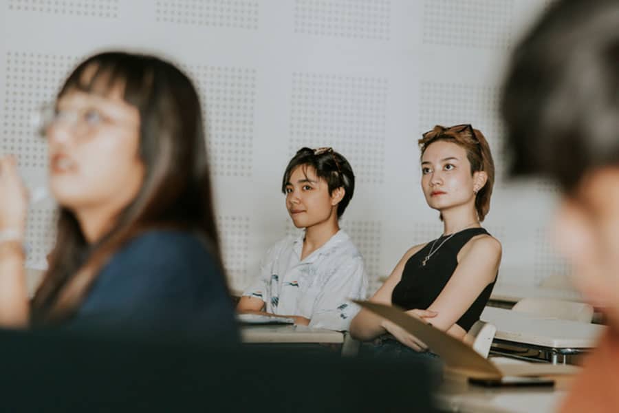 The Advantages of In-Person ESL Classes vs. Other English Learning Systems